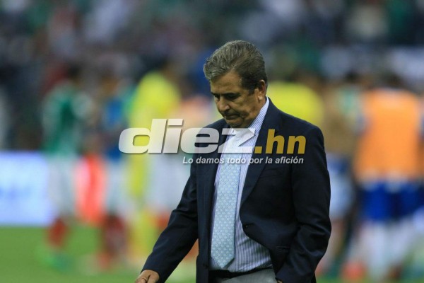 Mientras unos jugadores de Honduras sufrían, otro cambiaba camisa