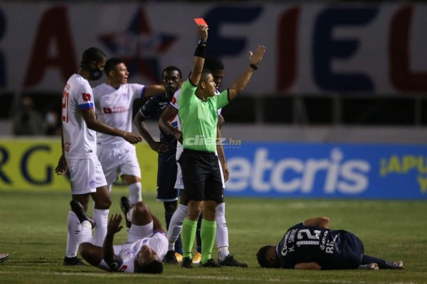 No lo viste en TV: El bonito saludo de Troglio y Diego y los 'cariñitos' en la Ultra Fiel en un bravo clásico