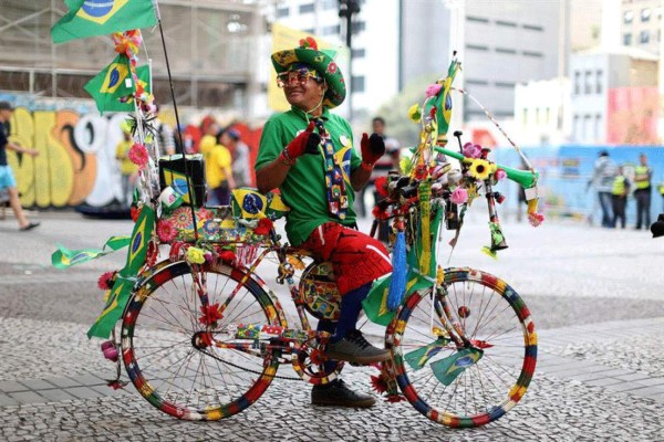 Aficionados disfrutan el Mundial a ritmo de samba.