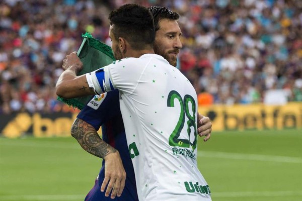 CURIOSAS: El profundo abrazo de Messi, homenaje y lágrimas en el Barça-Chapecoense