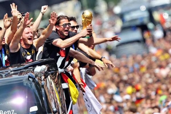 Una multitud eufórica recibe a Alemania en Berlín