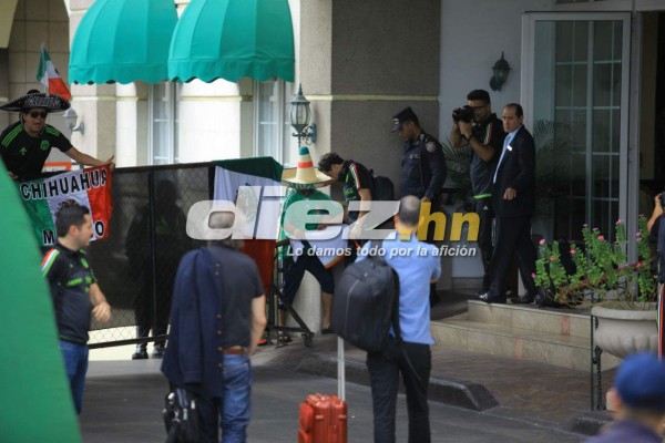 EN FOTOS: Chicharito Hernández causó furor en la llegada de México a San Pedro Sula