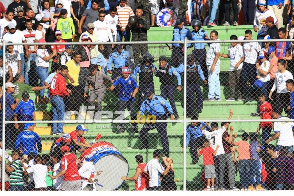 NO VISTE EN TV: Saludo a Vargas, aficionada queda en brasier y niño irrumpe el clásico