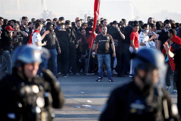Tensión, pánico, lamentos; Las impactantes imagenes del Lyon contra el Besiktas