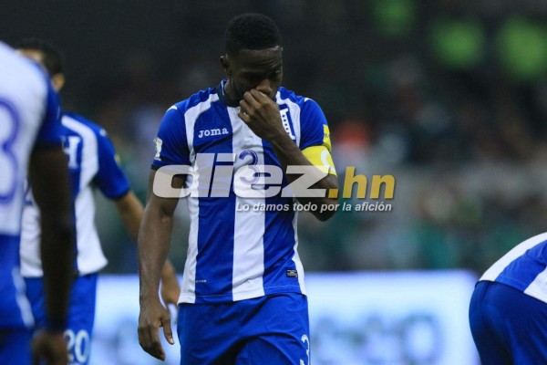 Mientras unos jugadores de Honduras sufrían, otro cambiaba camisa