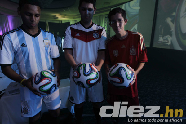 Diunsa presentó el balón oficial del Mundial Brasil 2014.