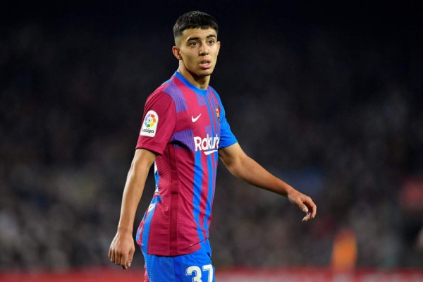 Las imperdibles fotos de Xavi dirigiendo a sus excompañeros del Barcelona en su debut y el efusivo festejo