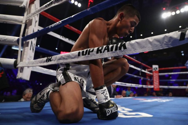 FOTOS: Así fue la paliza de Teofimo López a mexicano a Ishwar Siqueiros