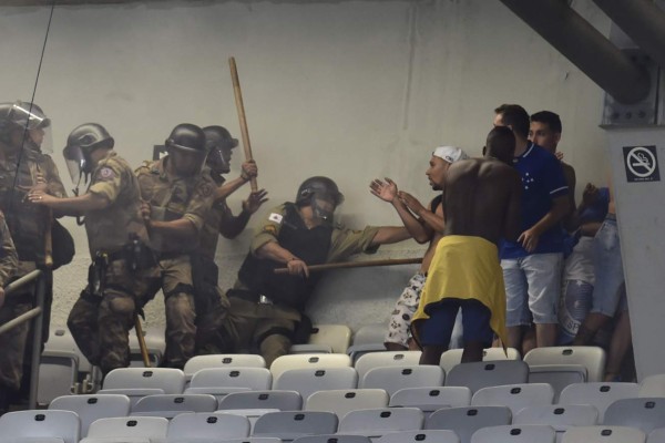 ¡Caos en Brasil! Desciende el Cruzeiro y el estadio se convierte en zona de guerra