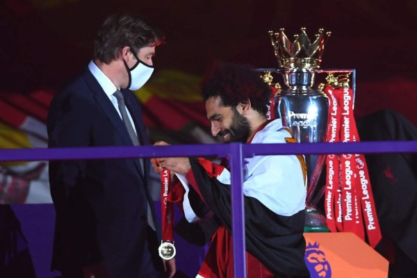 ¡Locura total! El espectacular festejo del Liverpool tras recibir el trofeo de la Premier League