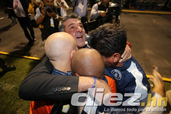 No se vio en TV: Locura en camerinos y el abrazo de Diego Vázquez con Henry Figueroa