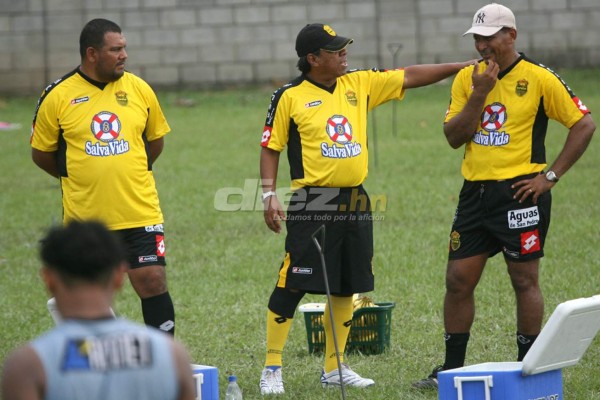 Real España: 19 procesos, 15 técnicos y apenas tres títulos en 10 años