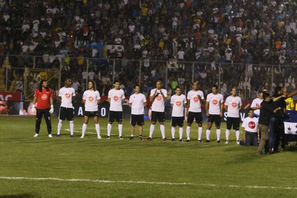 NO SE VIO EN TV: El hincha que buscaba una foto con una Leyenda del Mundo y la petición a Puyol