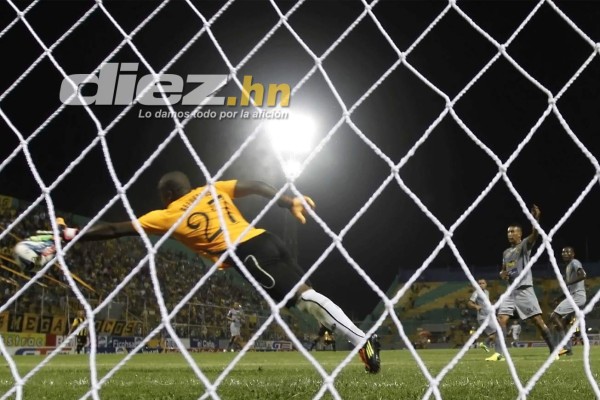 Con triplete de Cardozo Real España vence a Parrillas One.