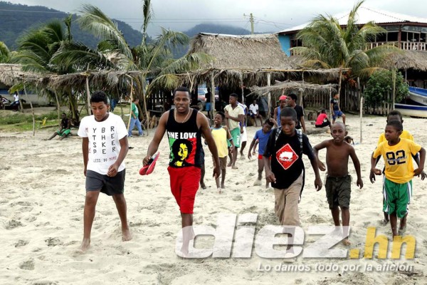 Marvin Chávez disfruta de sus vacaciones en su natal Sambo Creek