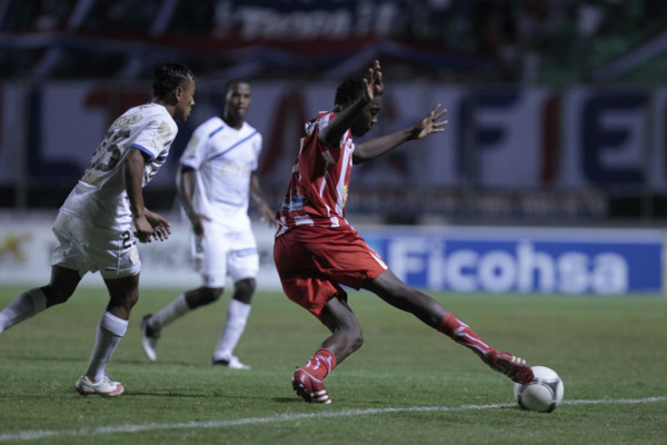 'Goleada de Olimpia al Vida en el estadio Nacional'