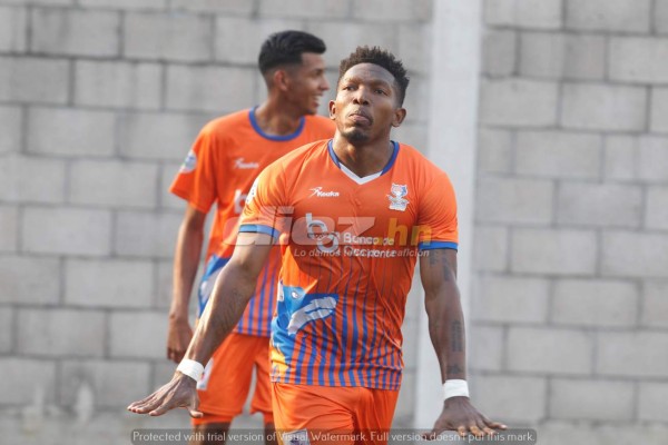 NO SE VIO: Fulminados por el calor, polémica, patadas y la bella del puerto