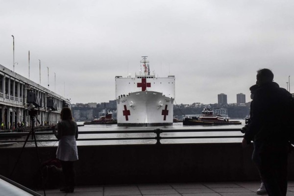 El impresionante buque hospital militar que llega Nueva York para combatir el coronavirus