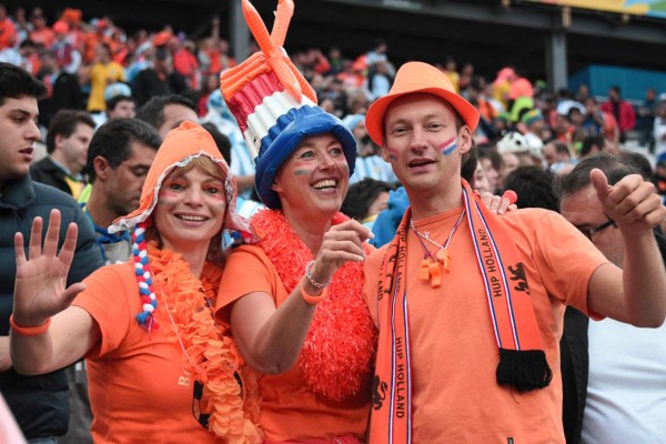 Argentinos y holandeses disfrutando de un gran ambiente en las gradas .