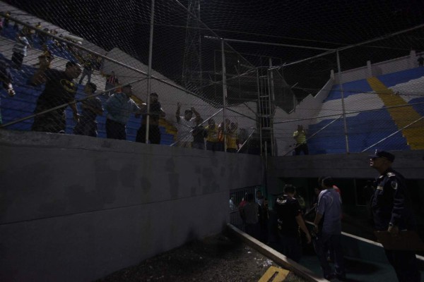 Zafarrancho entre barra del Real España y policía en el Morazán