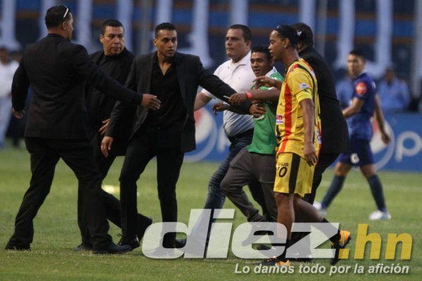 CURIOSAS: Los zapatos de Ronaldinho y su gesto con aficionado que ingresó al campo