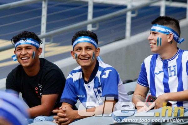 ¡Una fiesta! Lindo ambiente y bellas chicas para el Honduras-El Salvador por la Copa Oro