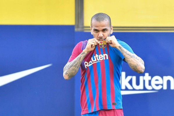 Así fue la presentación de Dani Alves como nuevo jugador del Barcelona: emoción, besos y dorsal legendario