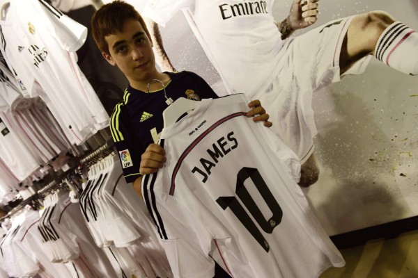 James Rodríguez fue presentado por Real Madrid ante 20 mil aficionados.