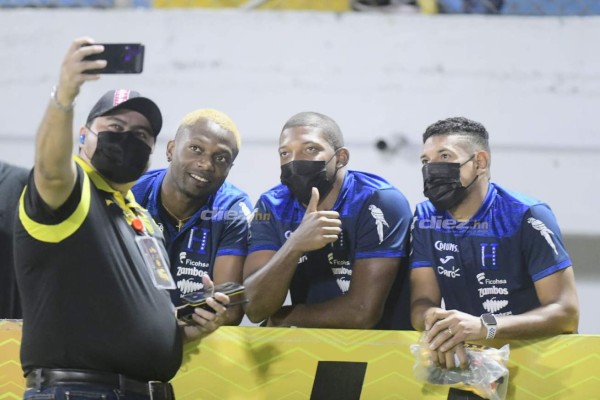NO SE VIO EN TV: Pedro Troglio firma camisa, visita de seleccionados y el llenazo en el Morazán