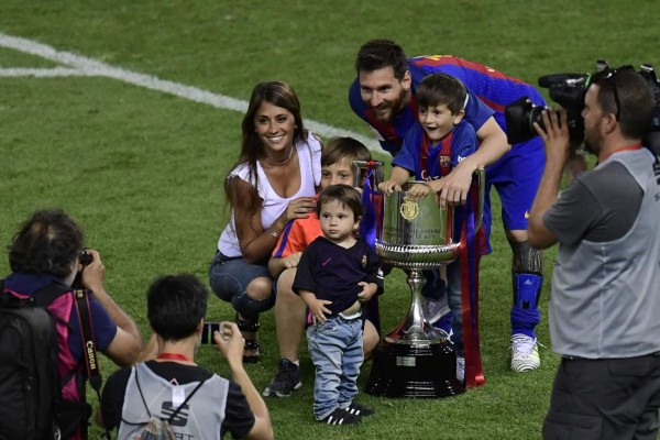 NO SE VIO POR TV: El beso de Antonella a Messi, el hijo de Piqué y la celebración del Barcelona