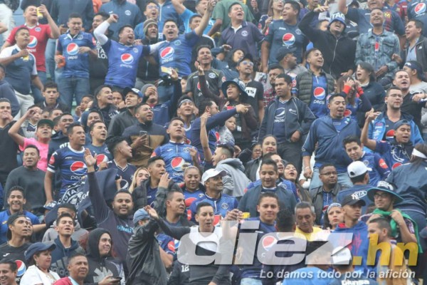Ambientazo: Largas filas y hasta hinchas tatuados en la final entre Motagua y Olimpia
