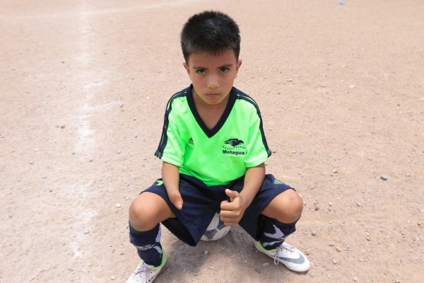 Los niños que son figuras en las polvorientas canchas de Tegucigalpa