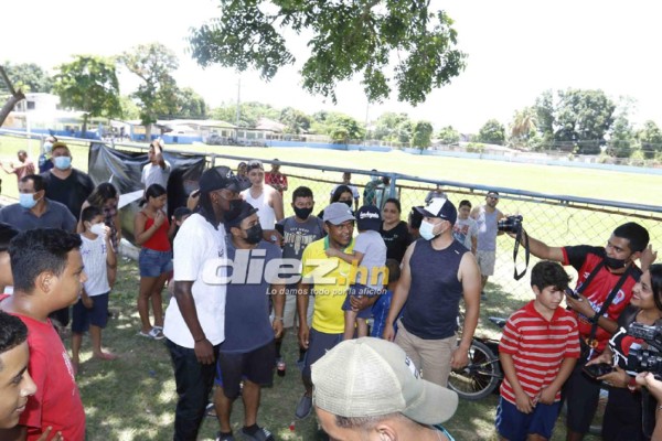 ¡Selfies, autógrafos y alegría! Las postales de la visita de Alberth Elis a la colonia Suyapa en Chamelecón
