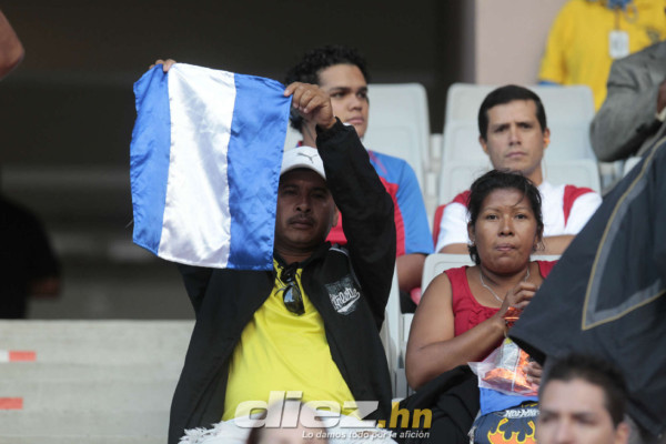 Selección catracha recibe el apoyo su afición en la UNCAF.