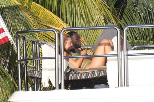 Fotos: Captan a Pogba fumando y compartiendo con bellas mujeres