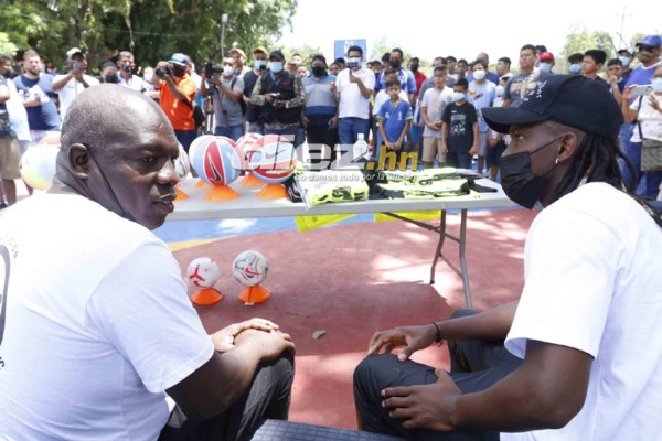 ¡Selfies, autógrafos y alegría! Las postales de la visita de Alberth Elis a la colonia Suyapa en Chamelecón