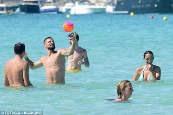 Fotos: Giroud es cazado con su linda novia de vacaciones en España