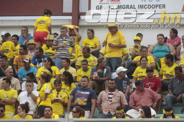 Aficionados del Parrillas One y Juticalpa ponen el ambiente en el estadio Carlos Miranda de Comayagua.