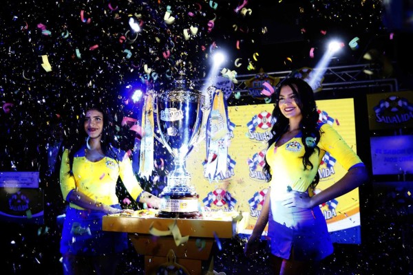 ¡LINDAS! Las espectaculares chicas que custodian la Copa Salva Vida