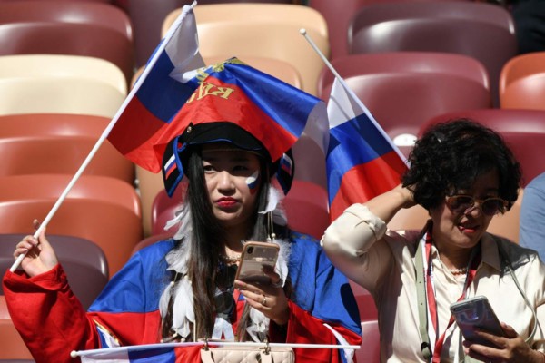 España y Rusia llevan muchas lindas chicas al juego de octavos del Mundial