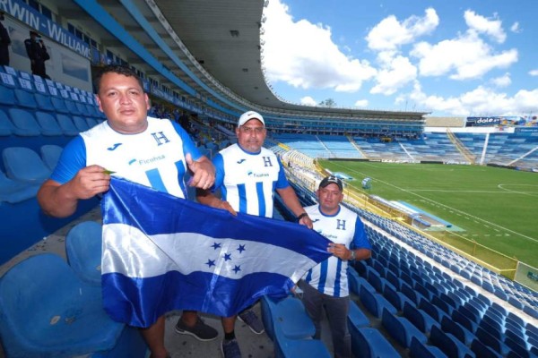Las bellas chicas vaqueras, el prócer y el busito de la aventura en la previa del El Salvador vs Honduras