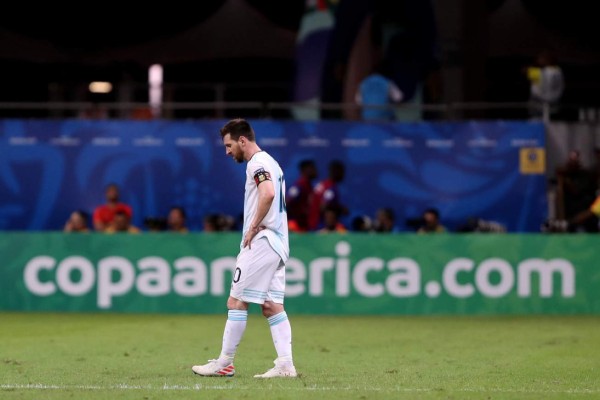 Argentina: El dolor de Messi y la sexi aficionada en la derrota ante Colombia en la Copa América 2019