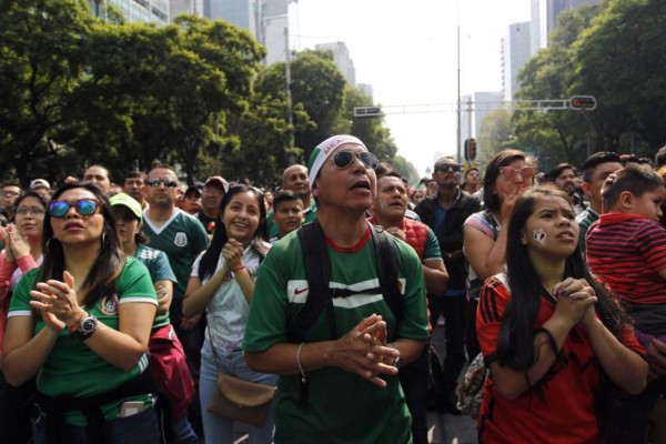 Dolorosas imágenes: Aficionados de México rompen en llanto por eliminación en Rusia