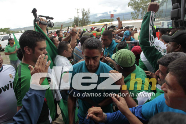 Aficionados del Parrillas One y Juticalpa ponen el ambiente en el estadio Carlos Miranda de Comayagua.
