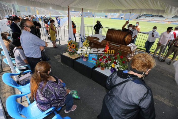Llanto y consternación en el último adiós de Chelato Uclés en el estadio Nacional de Tegucigalpa