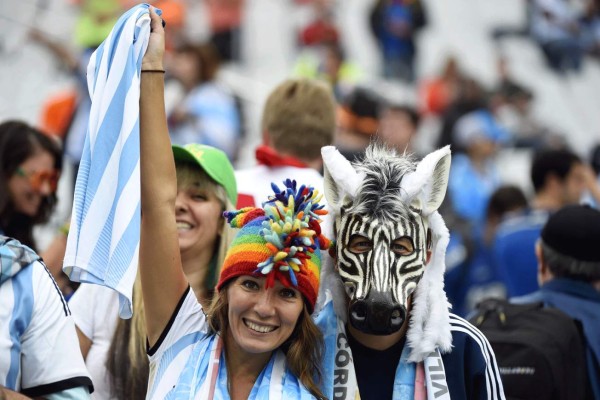 Argentinos y holandeses disfrutando de un gran ambiente en las gradas .