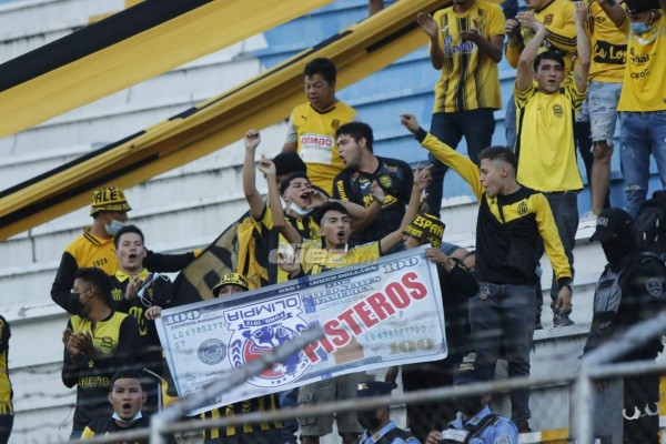 El hostil recibimiento de afición del Real España a futbolistas del Olimpia con pancartas de dólares