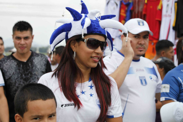 ¡La afición hondureña llenó el estadio Olímpico! .