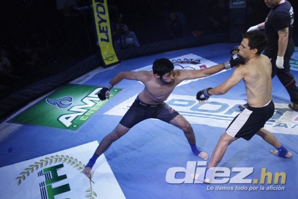 Vibrantes peleas en novena edición HFL de artes marciales mixtas en Expocentro