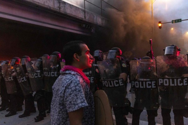 Terror en Minneapolis: Policía ataca con gas lacrimógeno y balas de goma a los protestantes